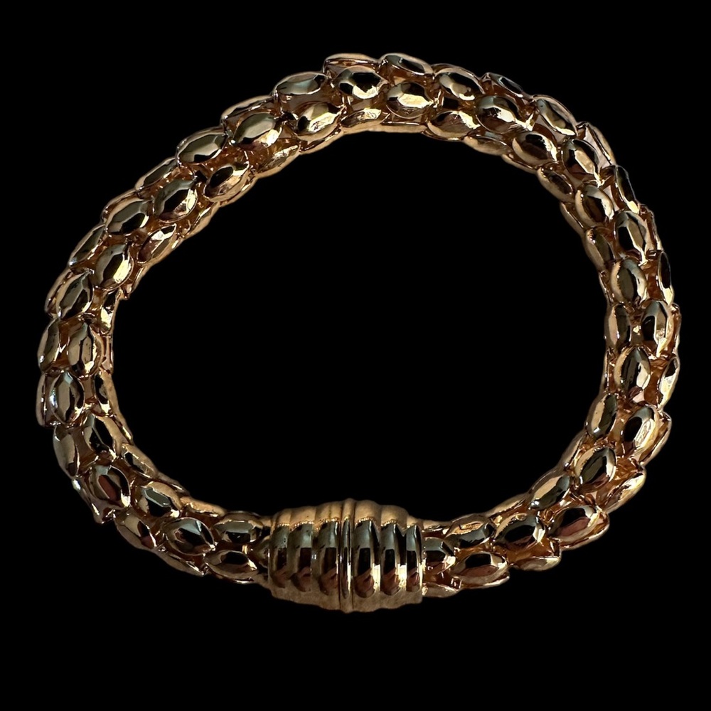 💰💰Bundle 2 for $20 deal💰💰
Gold tone Bracelet.